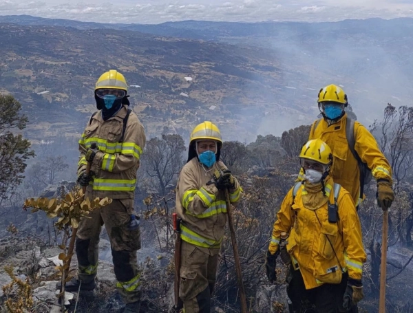 'Héroes de Iguaque' a los organismos de socorro que ayudaron a apagar el incendio en Villa de Leyva.
