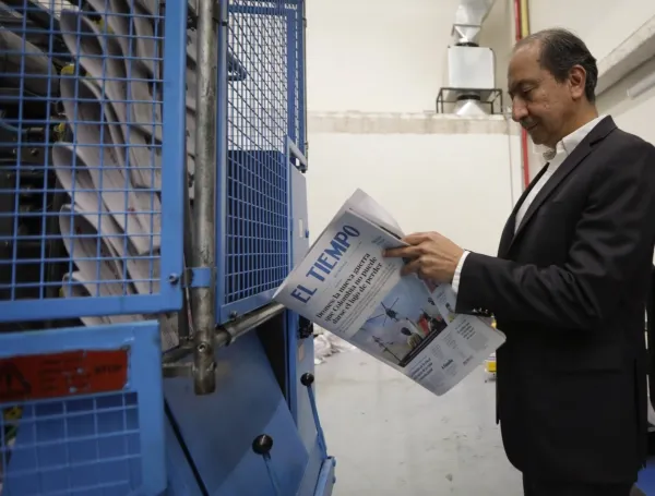 Andrés Mompotes, director de EL TIEMPO, con el primer ejemplar del nuevo rediseño del periódico impreso