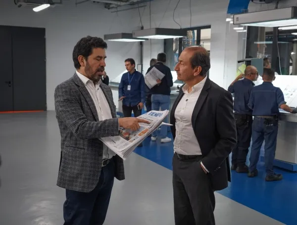 Ernesto Cortés, editor general, y Andrés Mompotes, director, revisan la primera edición del rediseño del periódico impreso