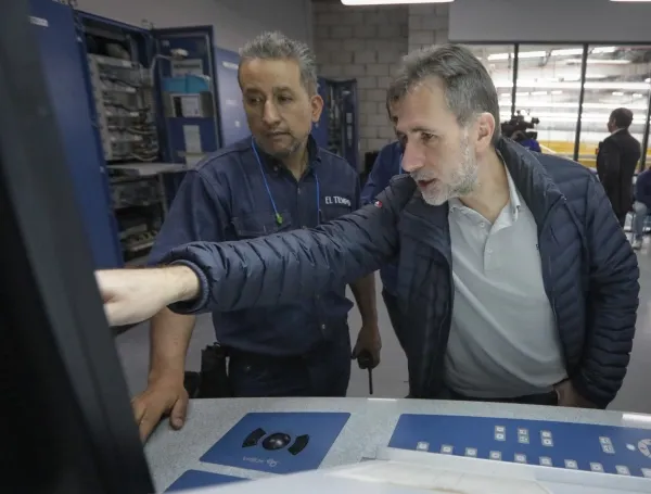 David Matoses, gerente de EL TIEMPO, revisa la primera edición del rediseño del periódico impreso
