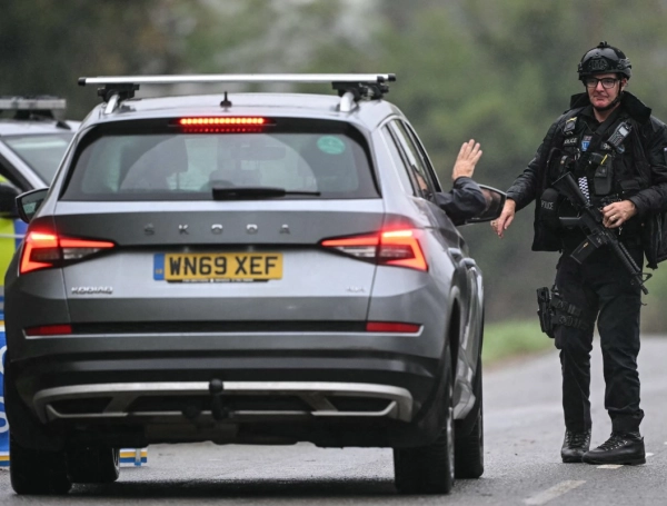Policía británica detiene a cinco sospechosos de preparar un posible acto terrorista cerca de una base militar usada por Estados Unidos: esto se sabe