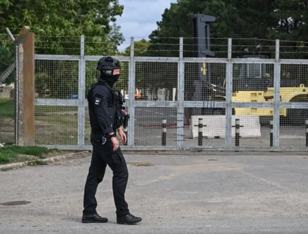 Policía británica detiene a cinco sospechosos de preparar un posible acto terrorista cerca de una base militar usada por Estados Unidos: esto se sabe