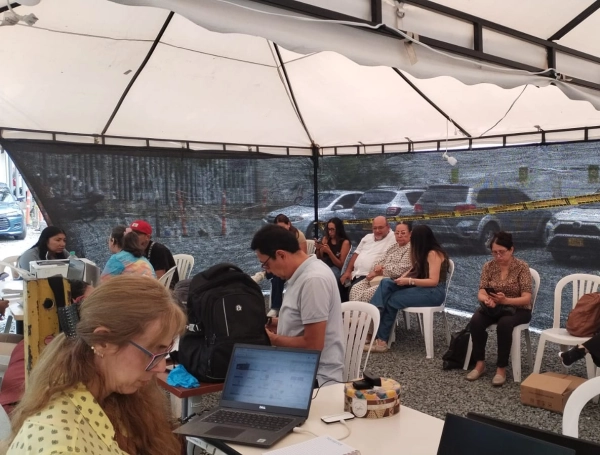 La atención en Medicina Legal es afuera del edificio por los riesgos, tras 48 días desde el terremoto.