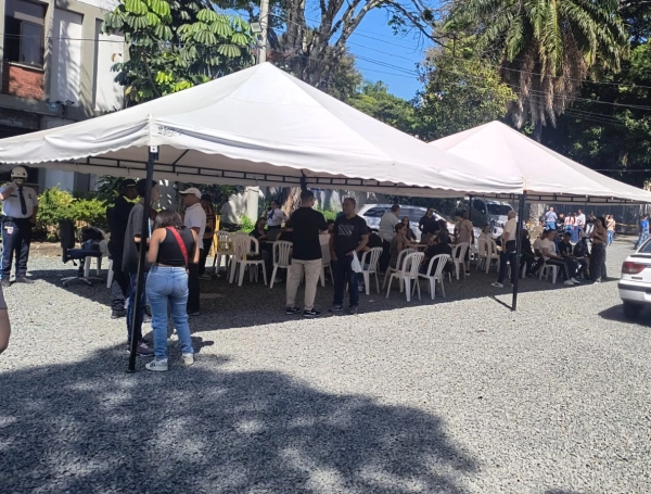 La atención en Medicina Legal es afuera del edificio por los riesgos.