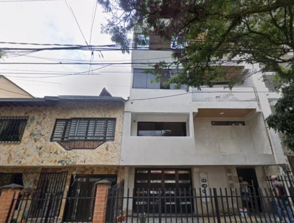 El peruano murió tras caer desde el tercer piso de este edificio.