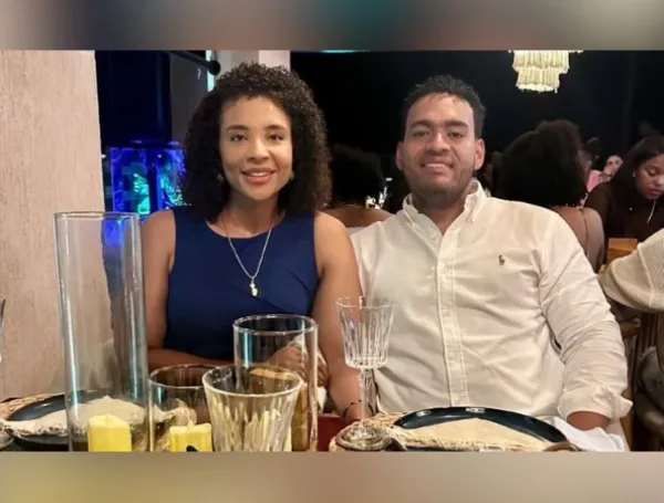 Jhovanny Alexander Arias Mena, pareja de la mandataria, es politólogo y especialista en Economía Pública