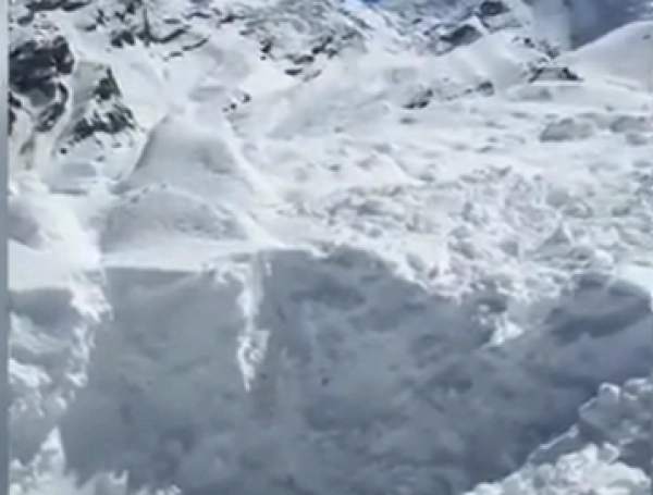 Impactante video muestra momento exacto de deslizamiento de tierra en Nepal en medio de emergencia por fuertes lluvias: van al menos 21 muertos