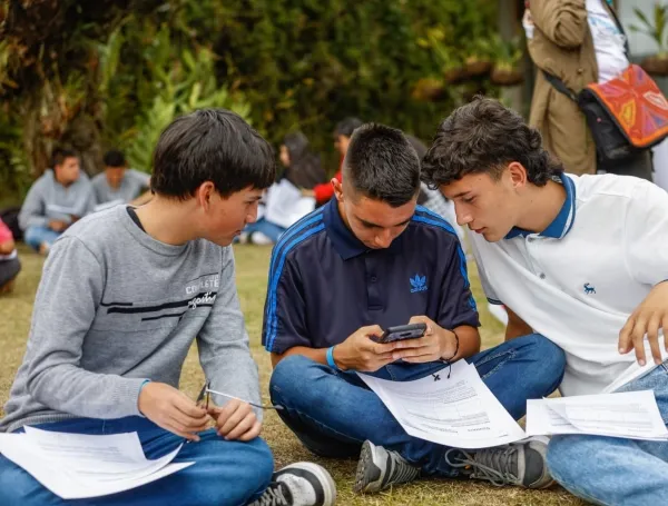 Estudiantes de Manizales durante actividades académicas y recreativas.