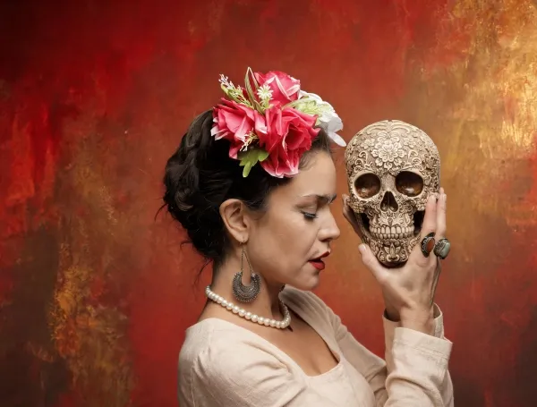 Flora Martínez en la obra de teatro 'Frida Libre', que cumple diez años en 2026.