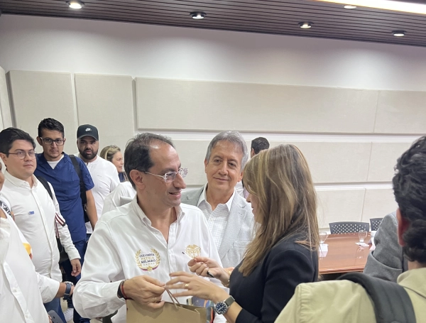 El vicepresidente Restrepo y la presidenta de la Cámara de Comercio de Cali, María del Mar Palau.