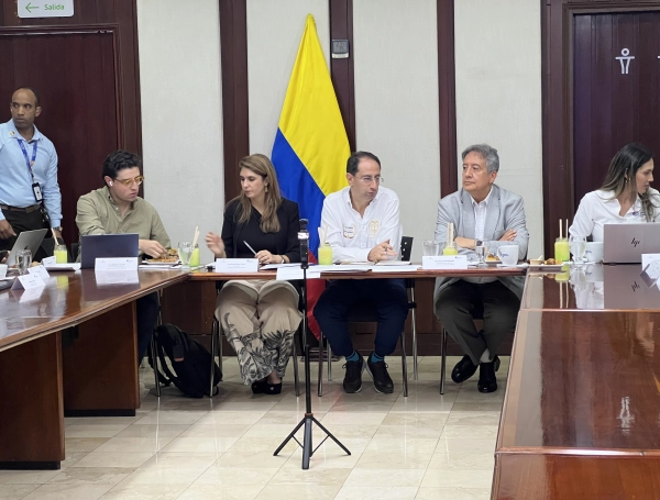 El vicepresidente Restrepo y la presidenta de la Cámara de Comercio de Cali, María del Mar Palau.