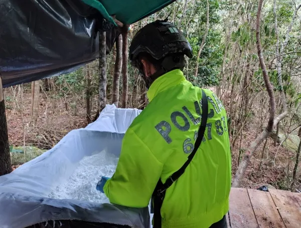 Miembro de la Policía Nacional durante la incautación de la droga.