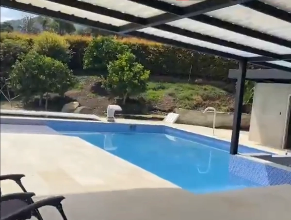 La casa de Quintero cuenta con una piscina, instalada en pandemia, y cuyo valor ascendería a los $160 millones.