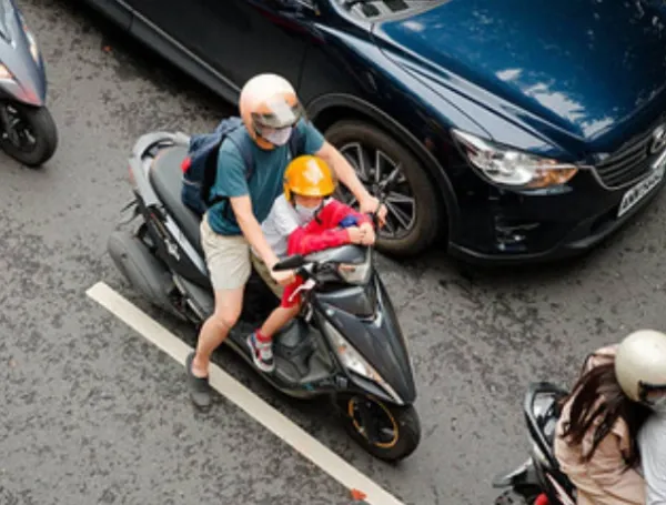 El conductor y su acompa&ntilde;ante deben utilizar casco y respetar las condiciones establecidas para la circulaci&oacute;n de motocicletas.