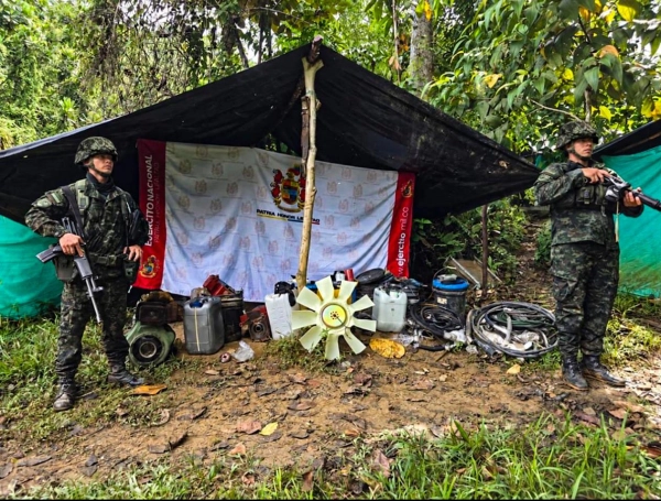 Los uniformados encontraron y destruyeron elementos para la extracción ilegal de oro.
