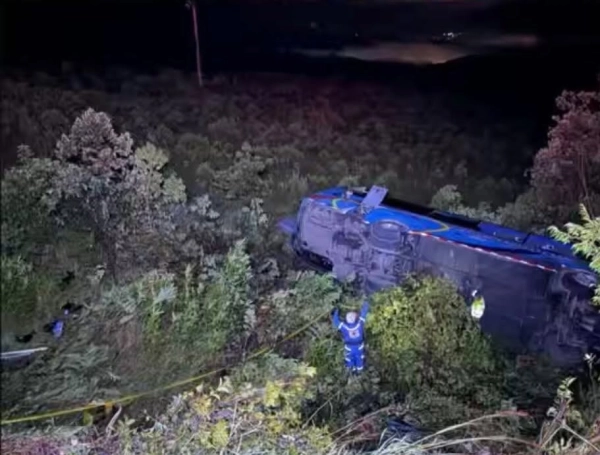 Bus se salió de la vía y rodó a un abismo en jurisdicción del municipio de Moniquirá, en Boyacá: reportan cinco heridos de gravedad.
