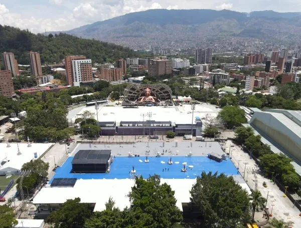 Montaje de los escenarios del EDC en la Unidad Deportiva Atanasio Girardot.