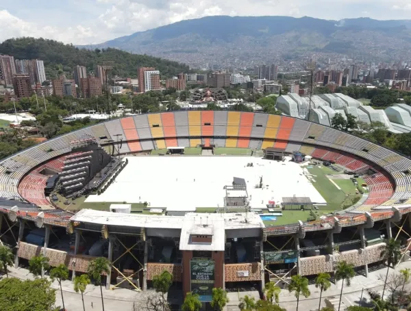Montaje de los escenarios del EDC en la Unidad Deportiva Atanasio Girardot.