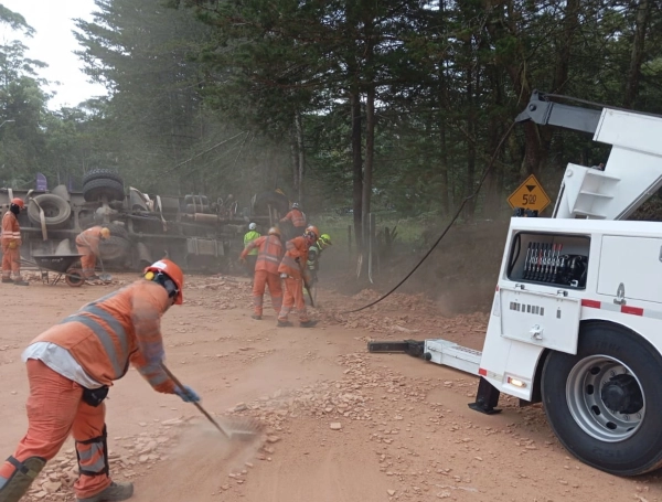Labores adelantadas para rehabilitar el flujo en la variante de Las Palmas.