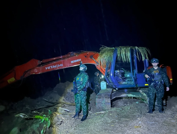 Potentes retroexcavadoras destruyen el lecho de los ríos y quebradas