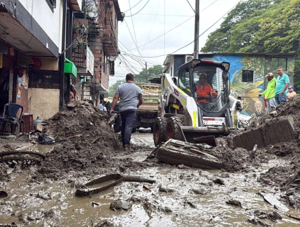 Remoción de material producido por el desborde de la quebrada La Iguaná.