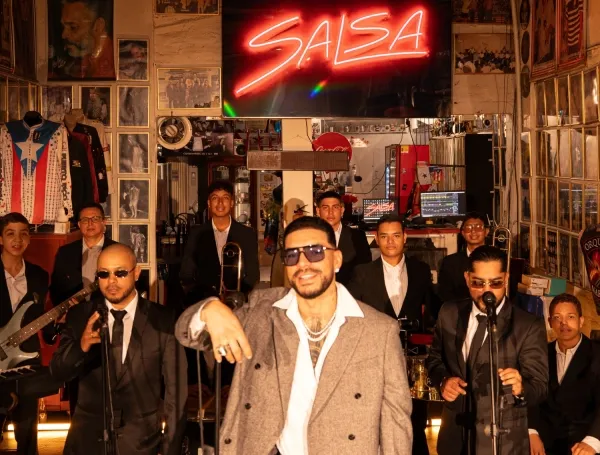 Ryan Castro grabando su versión de 'Lluvia' en el Museo de la Salsa de Cali.