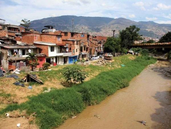 Centenares de familia se asentaron en la orilla de las cuencas de La Iguaná desde 1945.