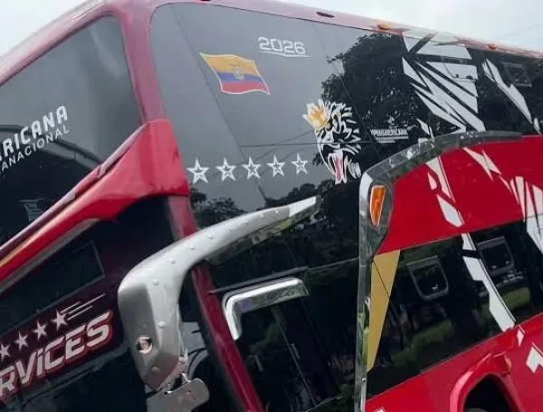 El bus atacado en la vía Panamericana.