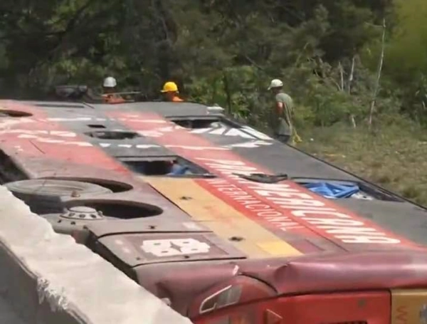 El bus quedó volcado tras el ataque armado.