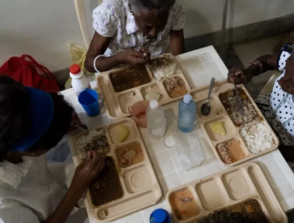 Mujeres adultas mayores, hacen fila para entrar al comedor de la  Comunidad de Sant’Egidio de La Habana Vieja. Junio 25, 2026.