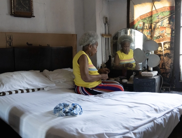 Mujeres adultas mayores, hacen fila para entrar al comedor de la  Comunidad de Sant’Egidio de La Habana Vieja. Junio 25, 2026.