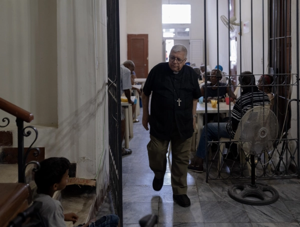 Mujeres adultas mayores, hacen fila para entrar al comedor de la  Comunidad de Sant’Egidio de La Habana Vieja. Junio 25, 2026.