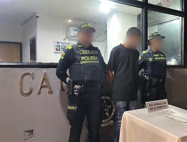 Turista extranjero recuperó cadena de oro que le había sido arrebatada en pleno Centro Histórico de Cartagena