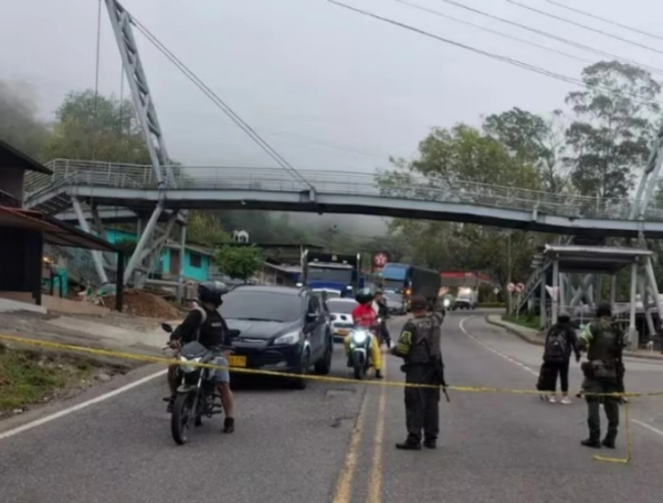 Hombres armados incineran carro de empresa de aseo en Cauca.