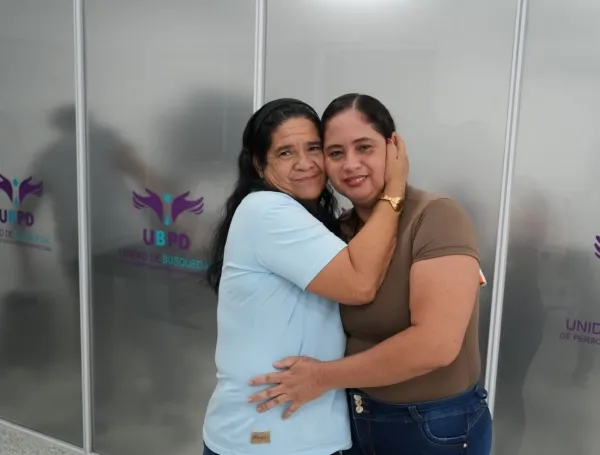 María y Rosa, hija y mamá que fueron separadas hace 33 años por el conflicto armado.