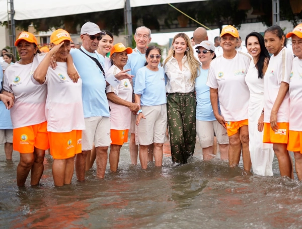 Ana Lucía Pineda, primera dama de la nación, le cumplió el sueño a 40 abuelitos de Neira (Caldas) de conocer el mar en Cartagena de Indias