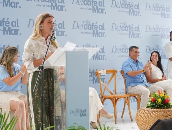 Ana Lucía Pineda, primera dama de la nación, le cumplió el sueño a 40 abuelitos de Neira (Caldas) de conocer el mar en Cartagena de Indias
