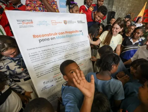 La comunidad educativa de la institución educativa Nuevo Latir con el alcalde Alejandro Eder y la gestora social de Cali, Taliana Vargas.