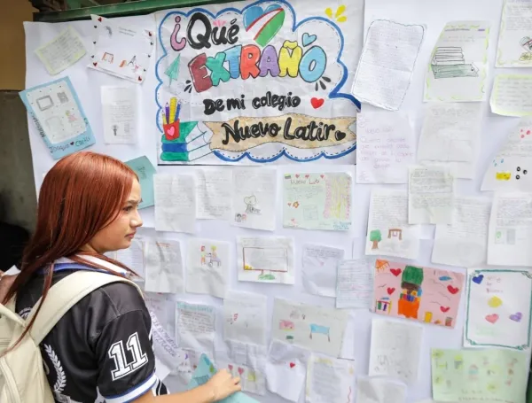 La comunidad educativa de Nuevo Latir con el alcalde Alejandro Eder y la gestora Taliana Vargas.