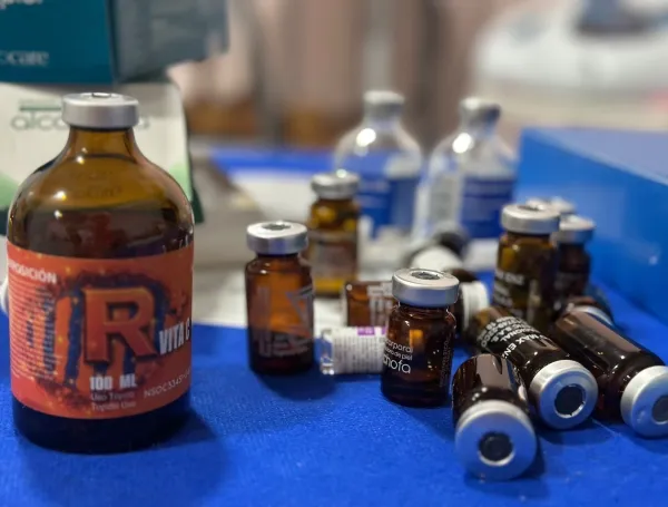 Decomisan medicamentos y equipos en clínicas ilegales para cirugías estéticas.
