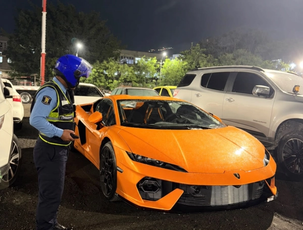 Carros de lujo inmovilizados en Medellín