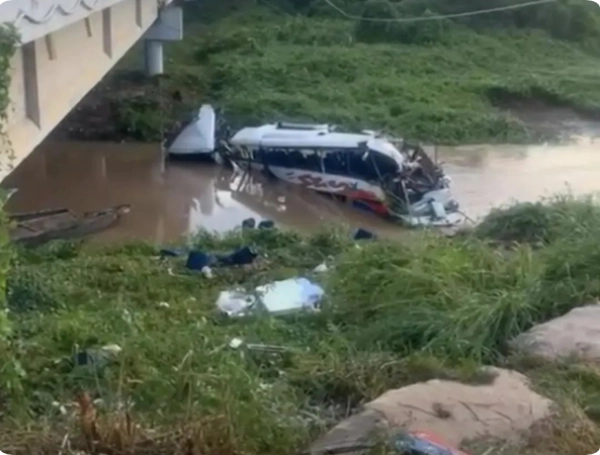 El vehículo quedó parcialmente sumergido tras caer del puente sobre el río Ariguaní.