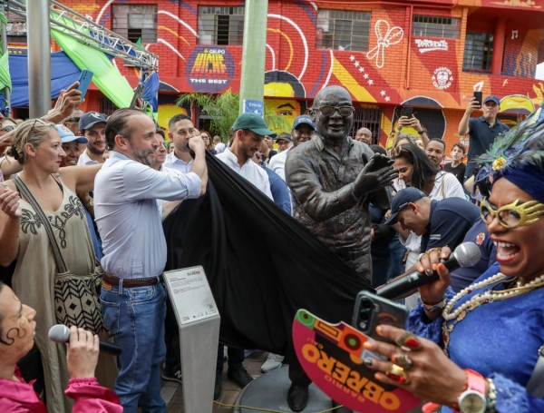 Alegría en el barrio Obrero. El alcalde de Cali, descubriendo las esculturas.