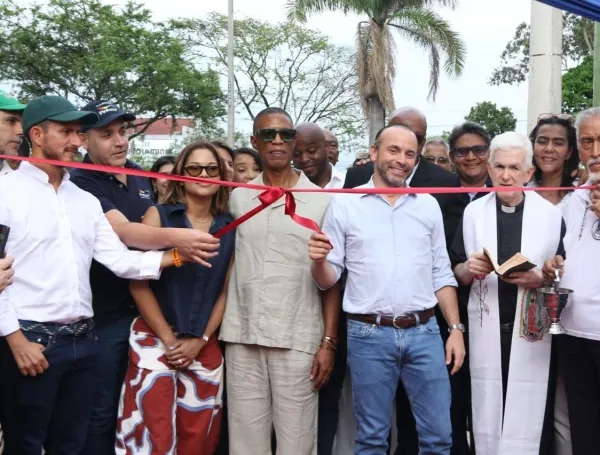 Alegría en el barrio Obrero. El alcalde de Cali, descubriendo las esculturas.