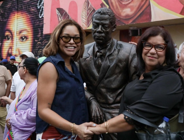 Alegría en el barrio Obrero. El alcalde de Cali, descubriendo las esculturas.