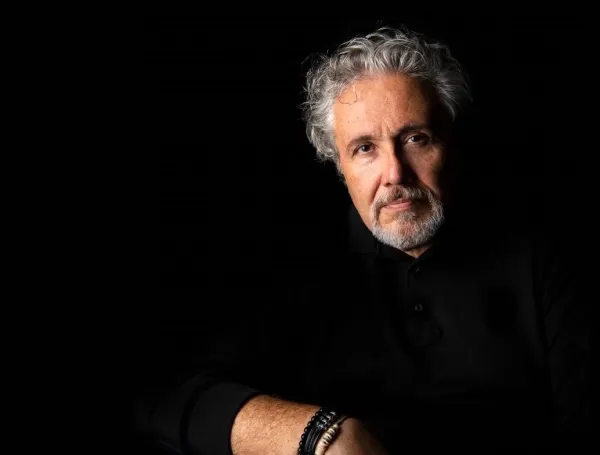 Los barcos heridos de Hernando Alzate, el artista expone en Cartagena