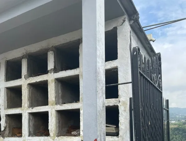 Cementerio de Pereira con cuerpos expuestos