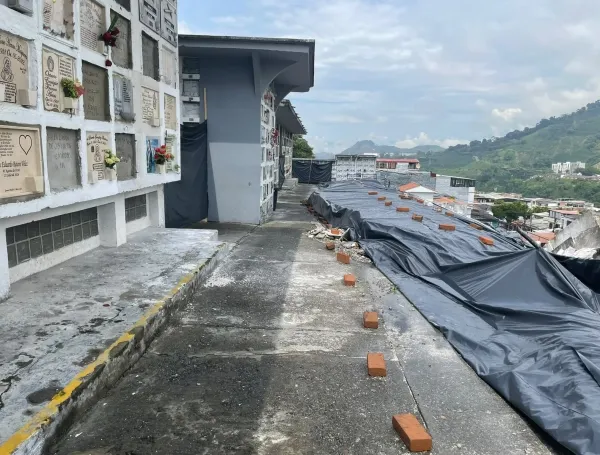 Cementerio de Pereira luego del terremoto del 10 de agosto