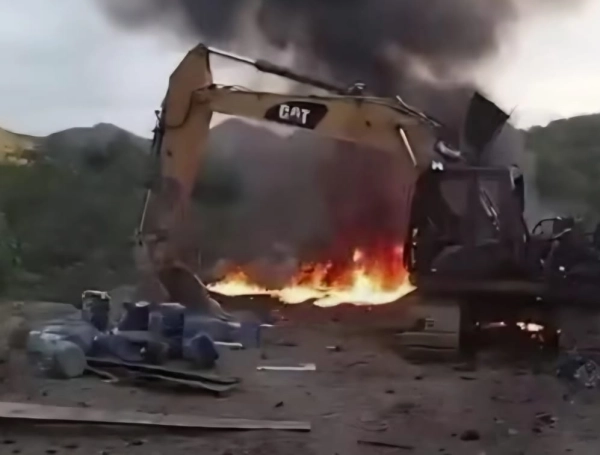Excavadoras y todo tipo de maquinaria ha sido destruida por la Fuerza Pública en Ataco