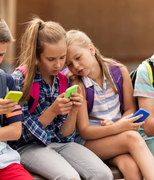 9 de cada 10 niños y adolescentes en Colombia no saben protegerse en internet, aunque casi todos ya tienen celular